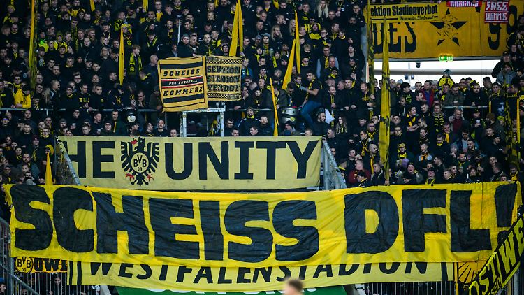The BVB fans also protested.