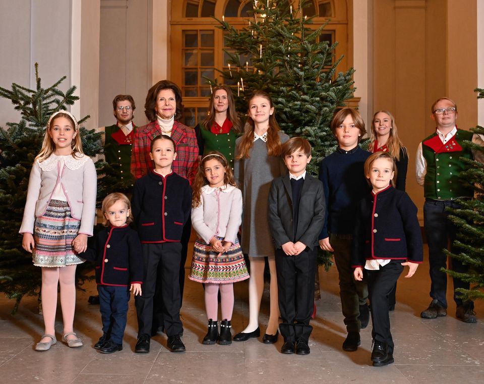 Queen Silvia gathers in front of the Christmas tree with all eight grandchildren.  Who belongs to which parents becomes clear at the latest from the cute partner looks. 