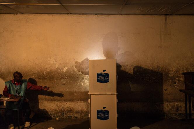 The shadow of a voter in a polling station in Kinshasa, as the vote continues due to numerous delays, December 20, 2023.