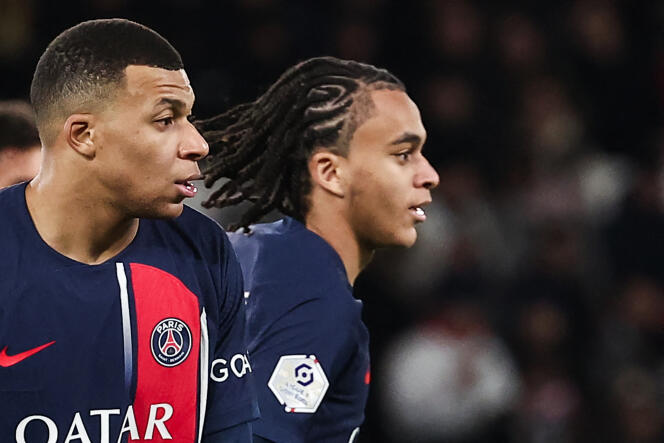 Kylian Mbappé (left) and his brother Ethan, both in the PSG jersey, at the Parc des Princes, December 20, 2023, against Metz.