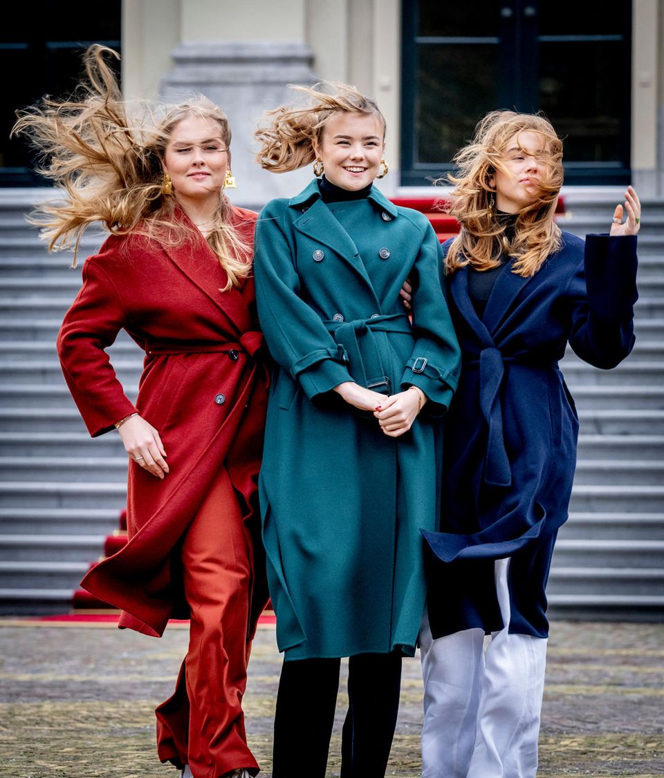 Máxima, Willem-Alexander + daughters: The Dutch winter photo shoot holds a surprise