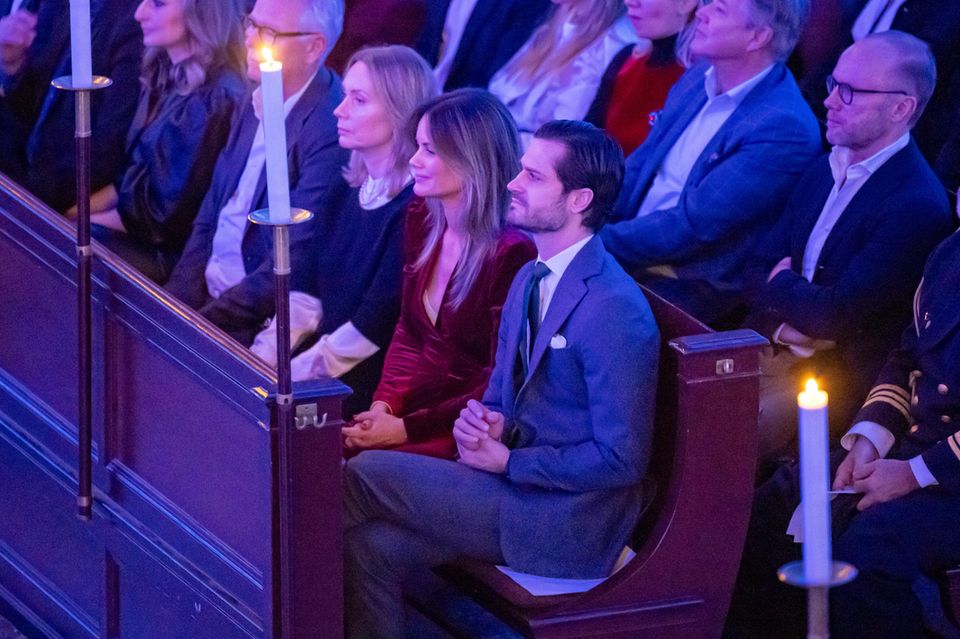 Soft beige and yet not entirely invisible: Sofia's bra peeks out from the neckline at the Christmas concert. 