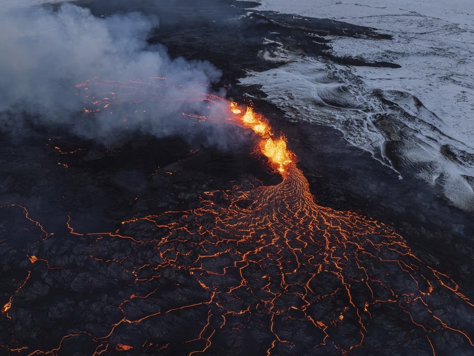 A picture from above shows the lava flows.