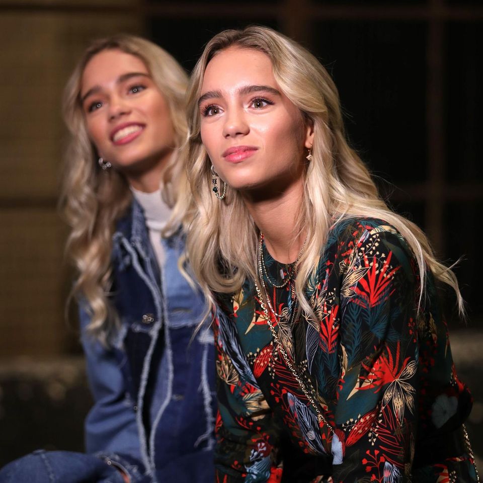 Lisa and Lena are twins - matching their zodiac sign, which they embody perfectly with their casual yet chic styles. 