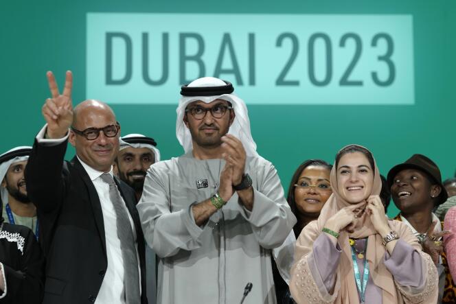 From left, Simon Stiell, UN climate chief, Sultan Al-Jaber, COP28 president, and Hana Al-Hashimi, COP28 chief negotiator for the United Arab Emirates, pose at the end of the climate summit, Wednesday December 13, 2023, in Dubai (United Arab Emirates).