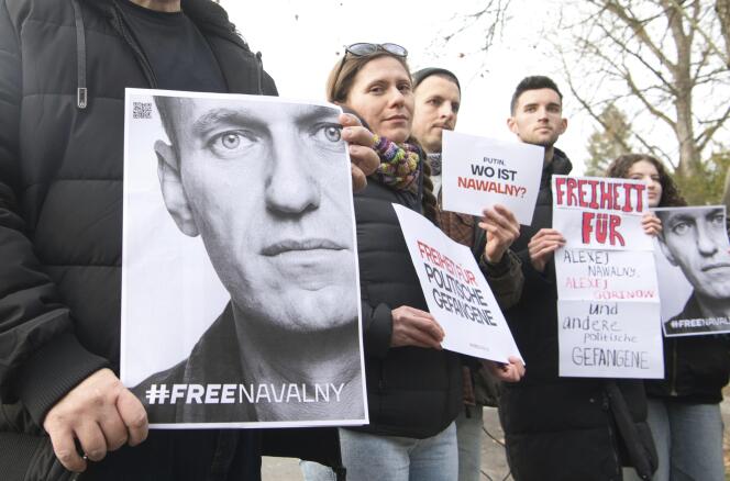 Demonstrators demand the release of Alexeï Navalny in front of the house of the Russian ambassador in Berlin, December 16, 2023. 