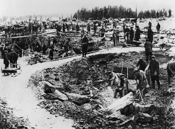 Prisoners from Soviet concentration camps, on the construction site of the White Sea Canal, one of the first Stalinist works built by prisoners, in the northwest of Russia, between 1931 and 1933.