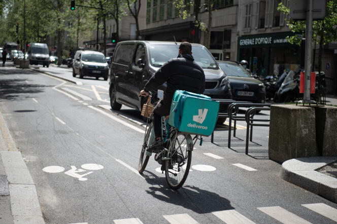 A Deliveroo deliveryman, in Paris, April 20, 2022.