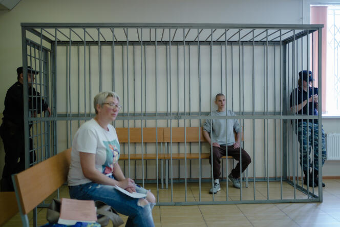 Egor Balazeykin, 17, was sentenced in November to six years in prison after being found guilty by a military court in St. Petersburg of trying to burn down a recruitment center.  Here, during his hearing at the Kirovsk court (Leningrad region), with his mother, Tatiana Balazeïkina, on the bench, August 25, 2023.
