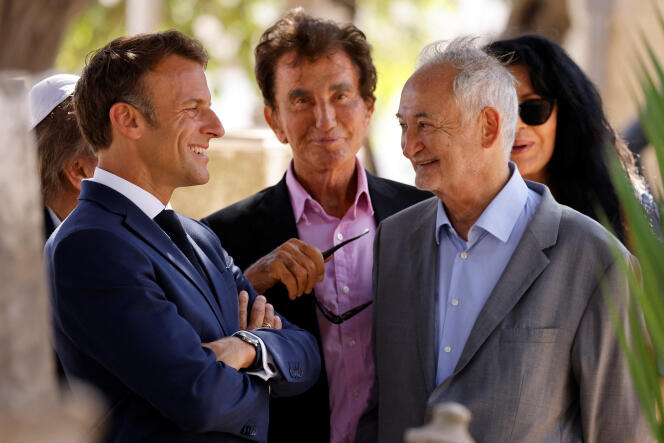 The President of the Republic, Emmanuel Macron, the president of the IMA, Jack Lang (center), and the French writer Jacques Attali, in Algiers, August 26, 2022.