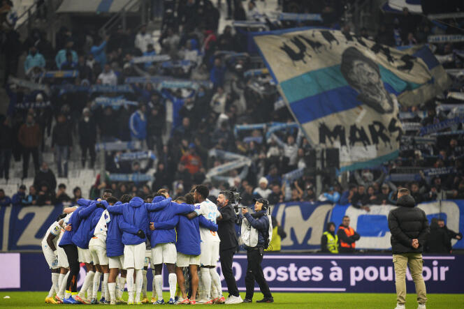 The Marseille team and its supporters after their victory against Lyon, at home, at the Stade-Vélodrome, December 6, 2023.