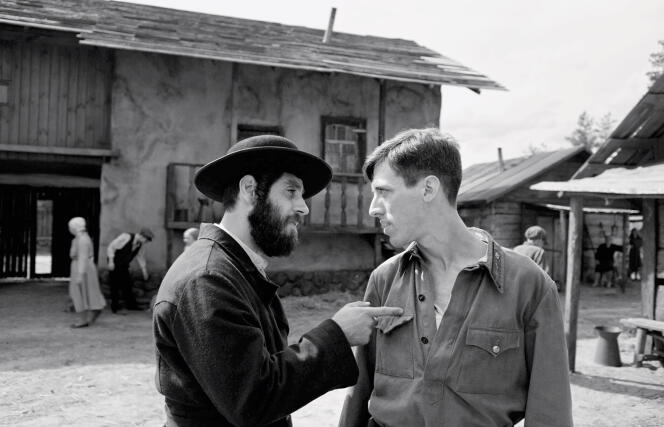 On the right, Moshe Lobel, who, in “Shttl”, plays Mendele, the young man returning to his village, where secularists and religious people quarrel.
