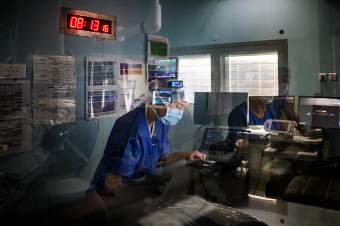 A nurse in an operating room at the Croix-Rousse hospital, in Lyon, September 26, 2023.