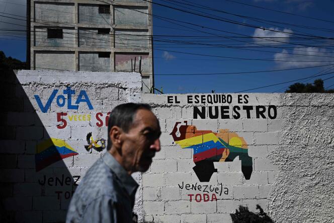 On the wall, in a street in Caracas, a message calls to vote yes in the referendum on the western part of Guyana.  In Caracas, November 28, 2023.