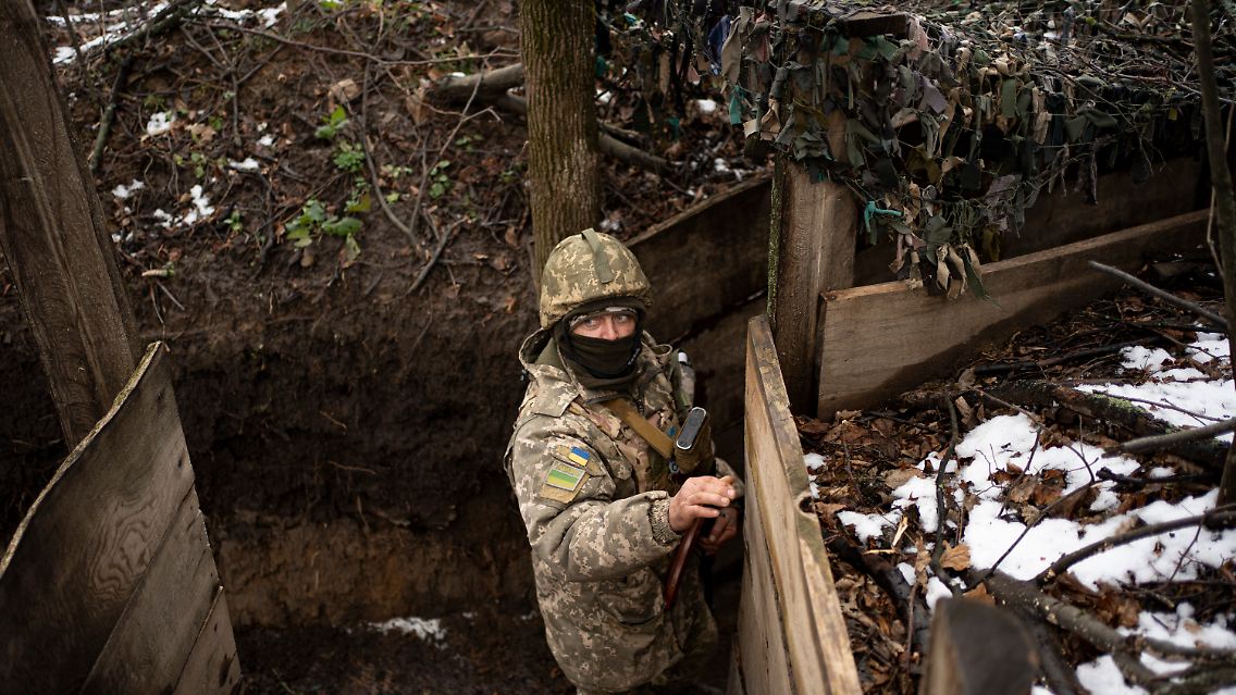 Oleksandr Nazarenko, ein ranghoher Feldwebel des ukrainischen Grenzschutzes, steht in einer Militärstellung in der Region Sumy.