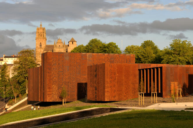 The Soulages Museum, in Rodez, in Aveyron.  In the background, the cathedral.