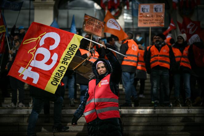 Casino employees on strike, in front of the group's headquarters, in Saint-Etienne, December 5, 2023.