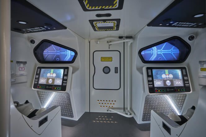 The interior of the “LuneXplorer” capsules is designed on the model of current spacecraft. 