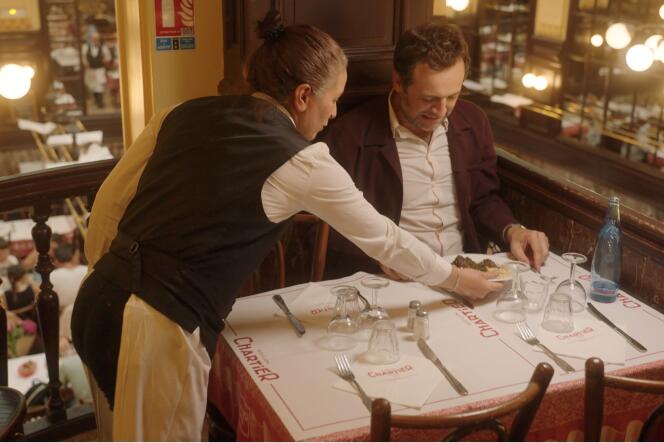 François-Régis Gaudry at a table at Bouillon Chartier in the documentary “Our restaurants, a great French story”.