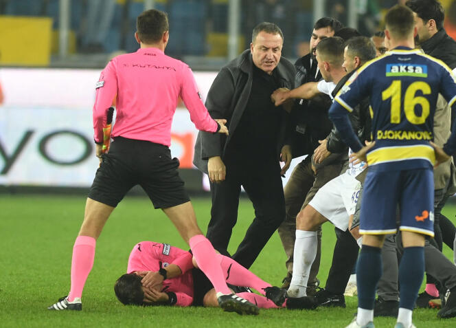 Faruk Koca, the president of Ankaragücü has just hit referee Halil Umut Meler in the face, after the match against Rizespor, Monday December 11, 2023. 