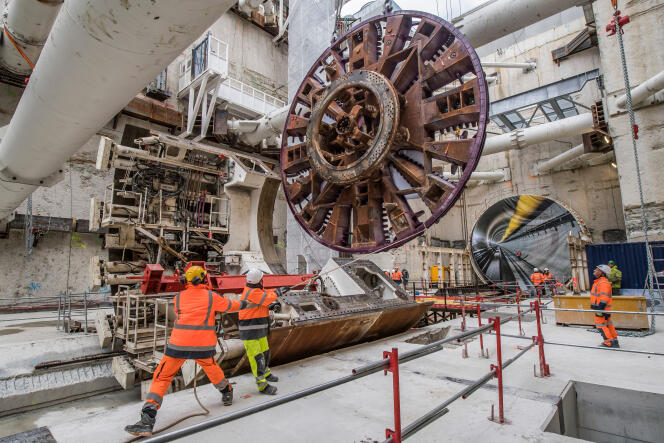 Installation of the first tunnel boring machine for the extension of line 14, in Thiais (Val-de-Marne), in April 2019.