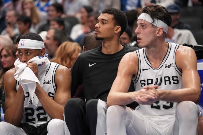 Victor Wembanyama (center with black t-shirt) on the bench during the Spurs' game against the Mavericks in Dallas on December 23, 2023.
