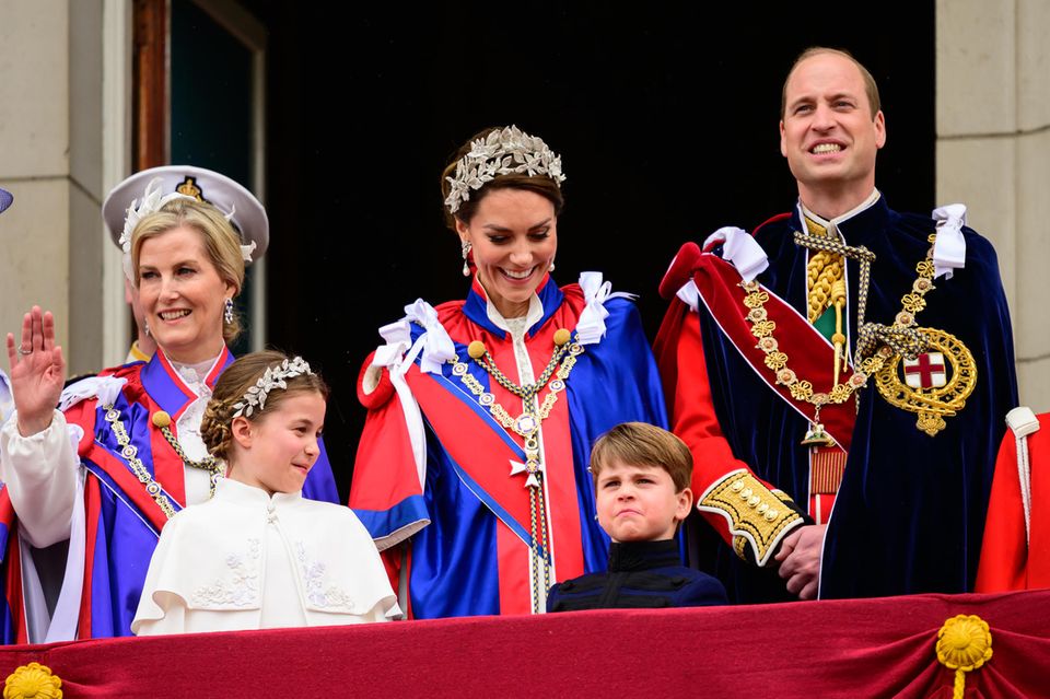 Kate enchants with her special flower headband at father-in-law Chales' coronation. 