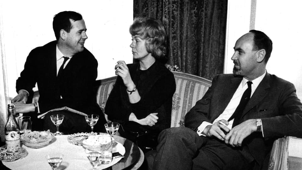 Black and white picture of the Danish author Tove Ditlevsen on a sofa between Klaus Rifbjerg and Hans Lyngby Jepsen