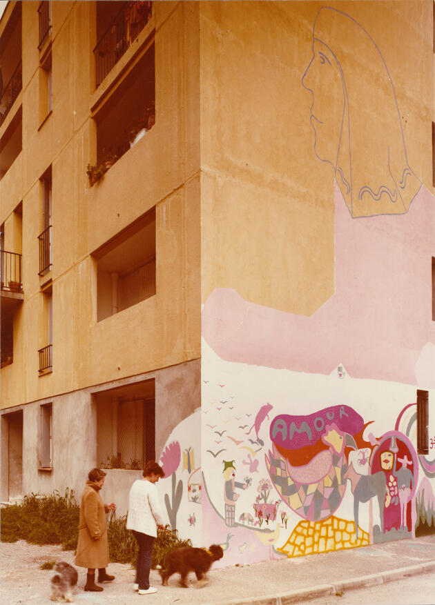 “Two women walking their dogs near a building decorated with a mural,” Carros, April 1983.