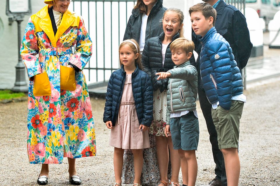 Queen Margrethe next to Princess Mary, Prince Frederik and their children in July 2017.