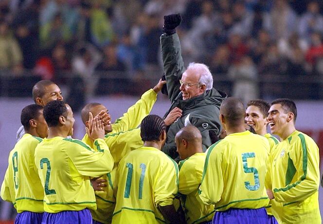 The Brazilian team and coach Mario Zagallo after their victory in a friendly match against South Korea, in Seoul, November 20, 2002.
