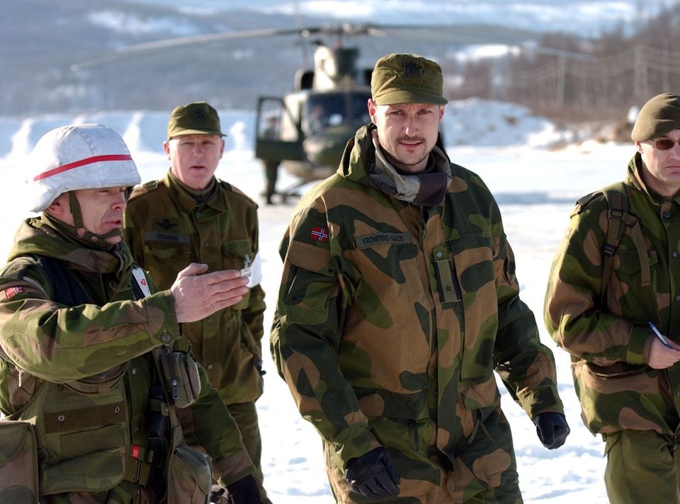 Prince Haakon during a military exercise in winter 2004.