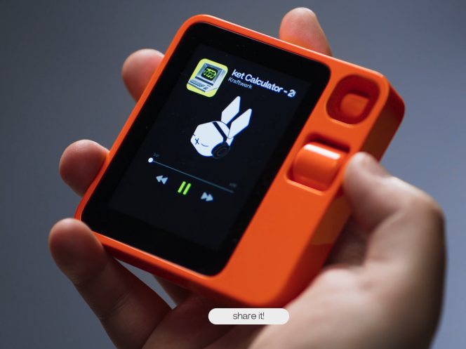 Equipped with a very small screen, the Rabbit R1 is mainly controlled by voice.