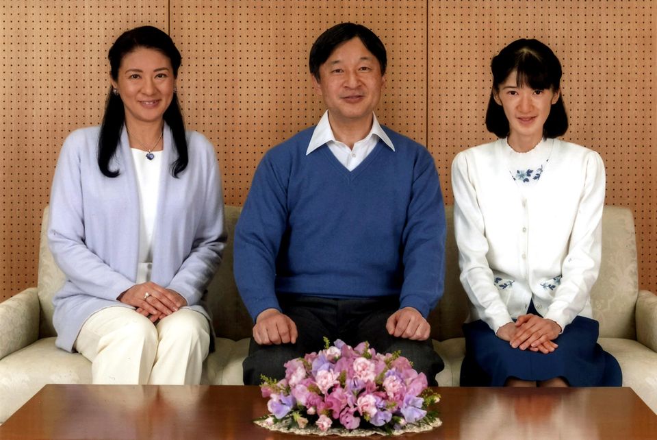 In February 2017, this picture of Princess Aiko and her parents from Togu Palace in Japan was released.  It was previously reported that she was unable to attend school for months, allegedly due to stomach problems and dizziness.