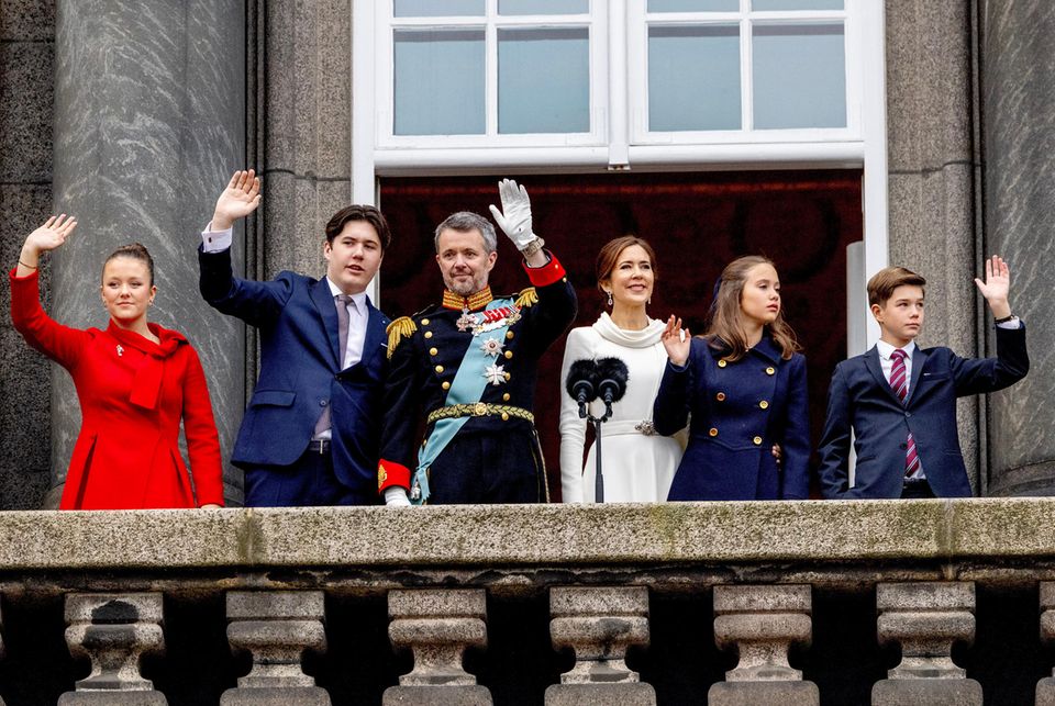 From left to right: Princess Isabella, Prince Christian, King Frederik, Queen Mary, Princess Josephine and Prince Vincent. 