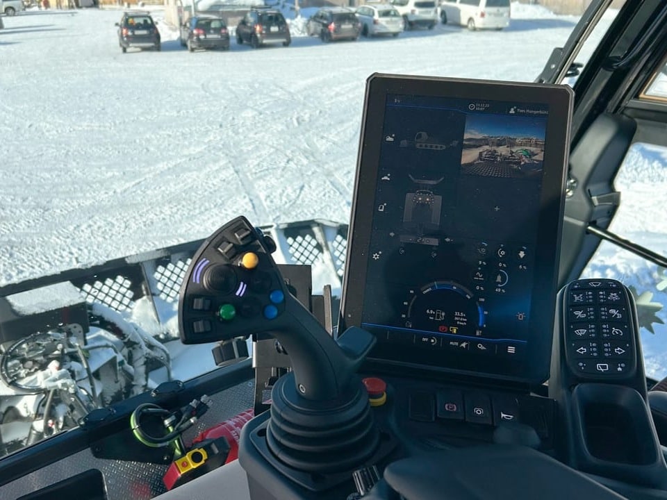 Cockpit snow groomer