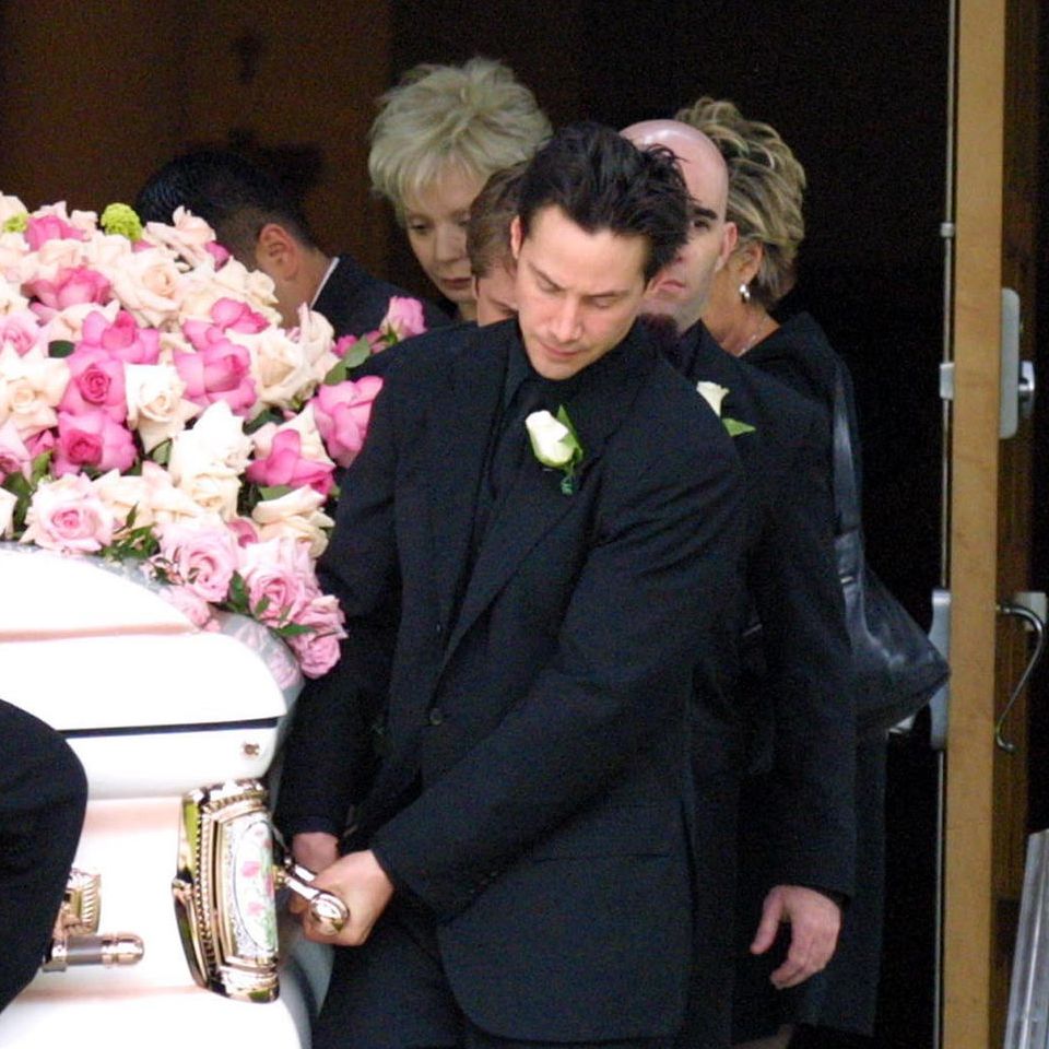 Keanu Reeves carried the coffin of his partner Jennifer Syme († 28), who died, on April 7, 2001 in Los Angeles.