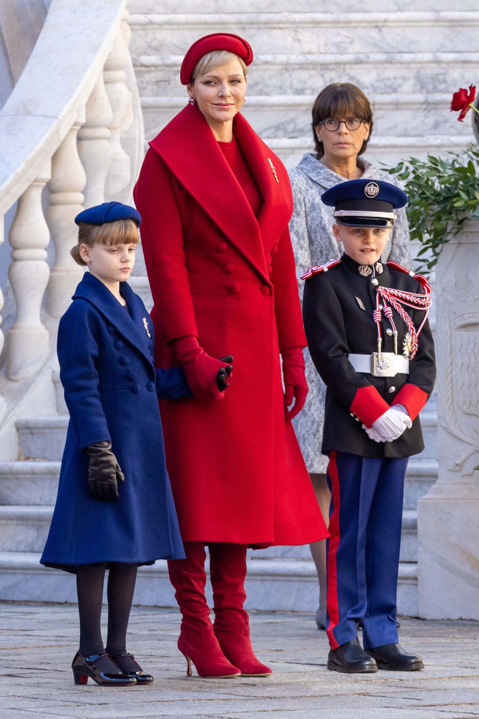 In a complete look in red, the Monegasque woman will attract everyone's attention on the national holiday in November 2023. 