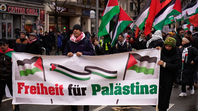 Pro-Palestinian groups also took part in the protest.