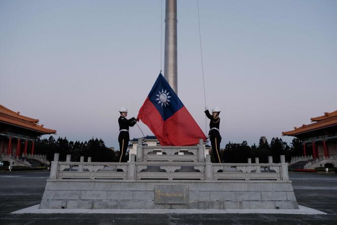 Guards raise Taiwan's national flag on Democracy Boulevard at Chiang Kai-shek Memorial Hall in Taipei on January 14, 2024.