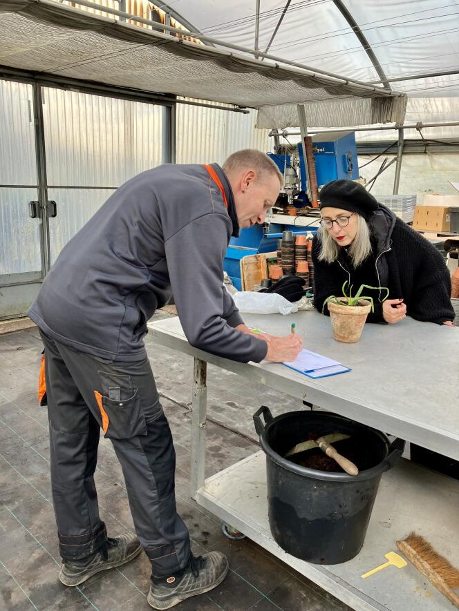Nedra Daoud, resident of Cachan (Val-de-Marne), entrusts her aloe vera to Arnaud Zellek, the manager of the municipal greenhouses, in exchange for good care.