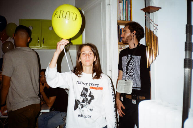 Italian actress and filmmaker Carolina Pavone (center) on the set of her first feature film “Quasi a casa,” in Rome, fall 2023. She is holding a yellow balloon with the inscription “Aiuto” (“Aiuto” (“Aiuto”)). Help 