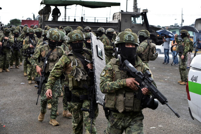 Ecuadorian soldiers arrive at the Guayaquil prison on January 7, 2024.