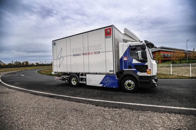 A 100% electric truck, being tested on the Renault Trucks site, in Saint-Priest (Rhône), on November 21, 2022.