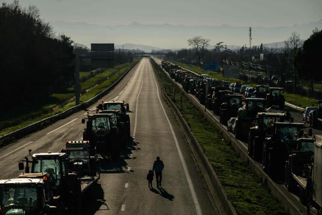 Highway 64 (A64) blocked around Carbonne (Haute-Garonne), near Toulouse, by farmers demanding aid, Saturday January 20.