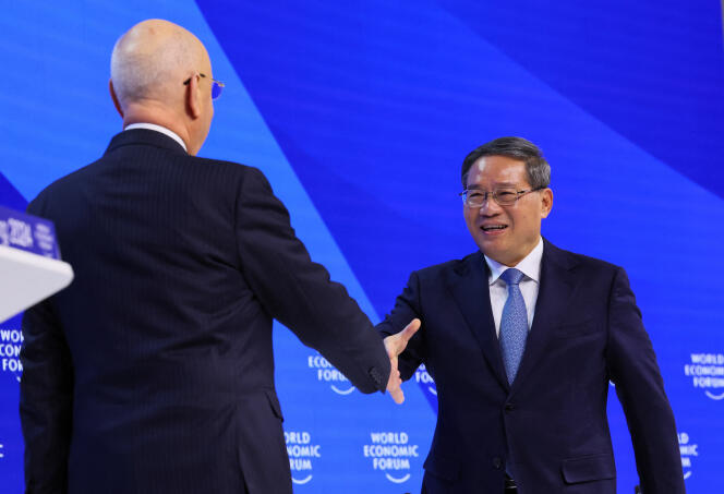 Klaus Schwab, founder of the World Economic Forum, and Chinese Prime Minister Li Qiang during the 54th edition of the Forum, in Davos (Switzerland), January 16, 2024.