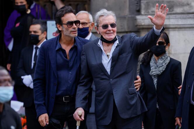 Alain Delon and his son Anthony, during the ceremony in tribute to Jean-Paul Belmondo, at the Saint-Germain-des-Prés church in Paris, September 10, 2021.