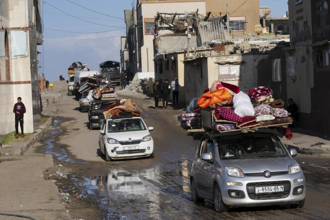 Palestinians flee the Israeli ground offensive in the central Gaza Strip and head south, January 5, 2024. 