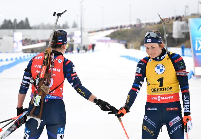 Julia Simon (left) is congratulated by Justine Braisaz-Bouchet, after the Oberhof pursuit (Germany), Saturday January 6.