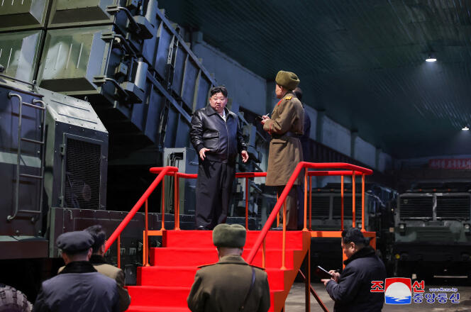 North Korean leader Kim Jong-un, accompanied by senior party and army officials, visited several munitions factories on Monday and Tuesday, as evidenced by images broadcast Wednesday, January 10 by state media, including the official agency KCNA.